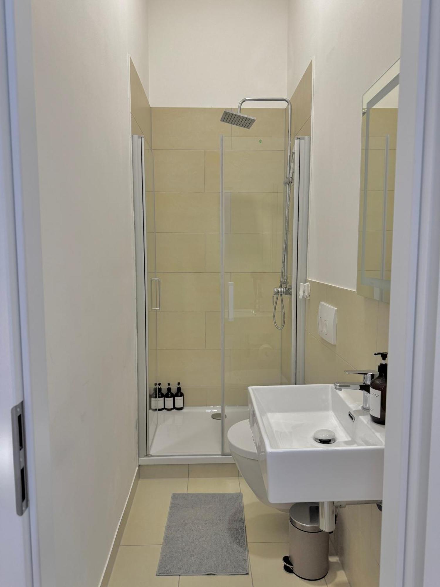 Heaven Homes - Doppelzimmer Mit Eigenem Bad ดุสเซลดอร์ฟ ภายนอก รูปภาพ