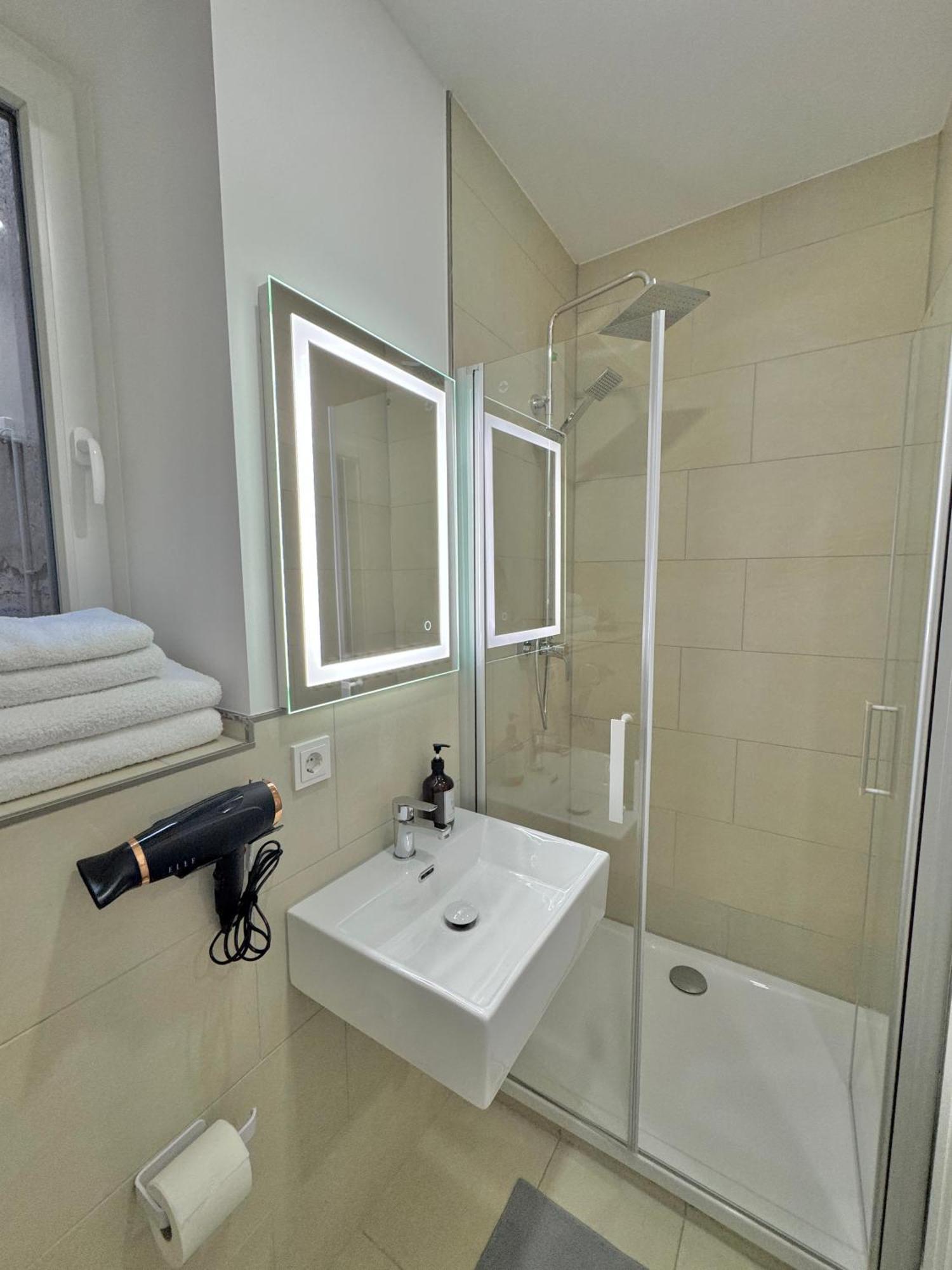 Heaven Homes - Doppelzimmer Mit Eigenem Bad ดุสเซลดอร์ฟ ภายนอก รูปภาพ